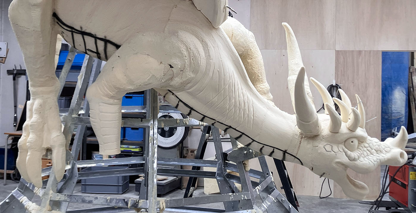 Decoratiebedrijf bouwt gigantische draak voor grootste speelkasteel van Nederland
