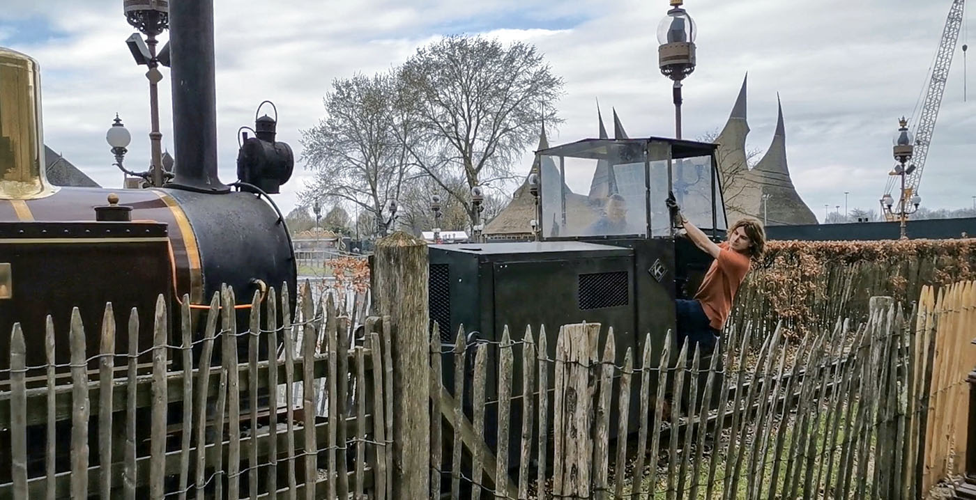 Video: Stoomtrein in de Efteling moet weggesleept worden na storing