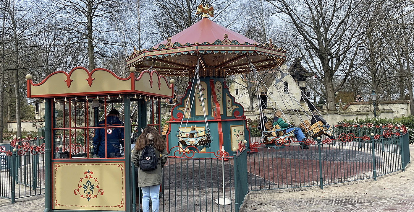 Efteling: zweefmolen op Anton Pieckplein weer open na restauratie