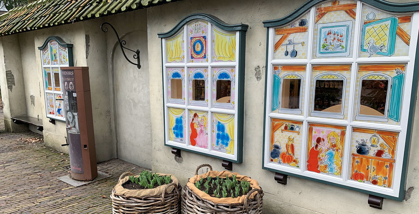 Efteling plakt ramen sprookjeswinkel vol met reclame voor Blond-servies: 'Foeilelijk'