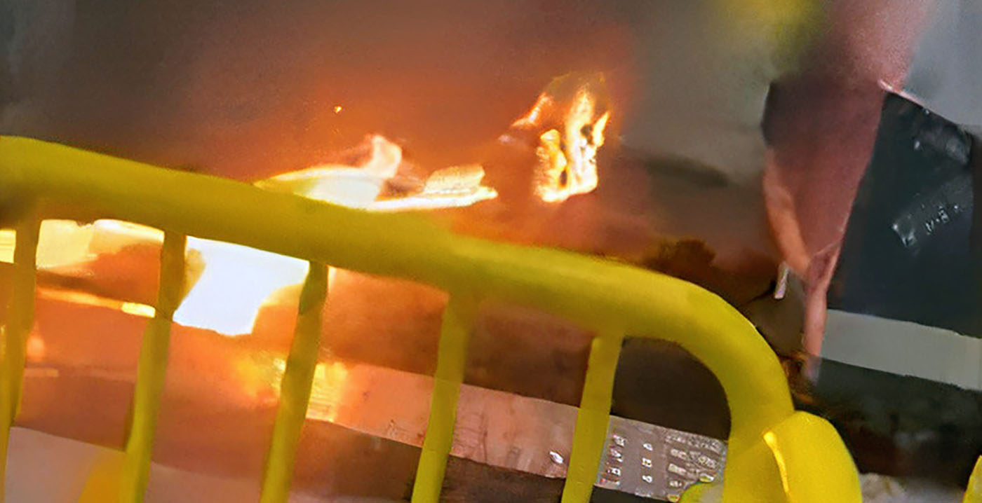 Panik in einem französischen Vergnügungspark: Ein Achterbahnwagen fängt Feuer