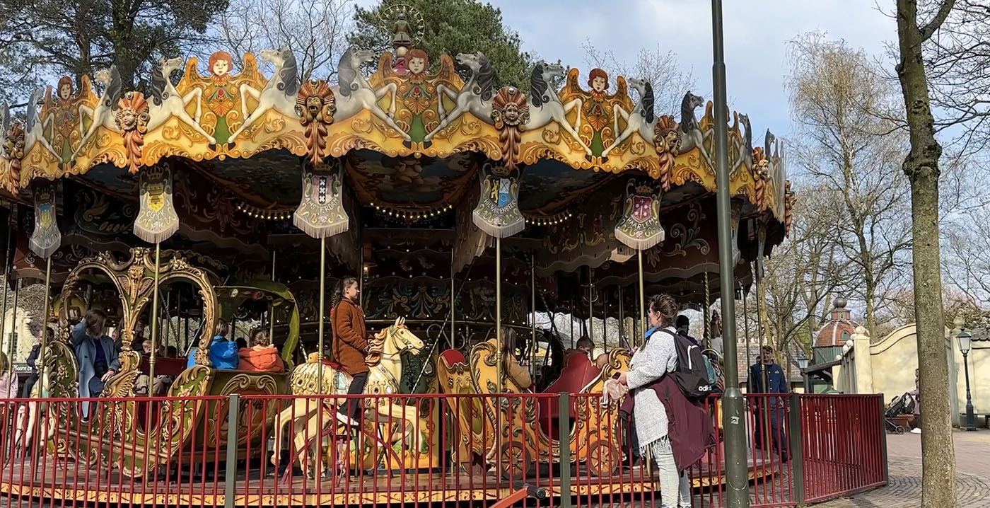 Video: nieuwe muziek op vernieuwd Anton Pieckplein in de Efteling