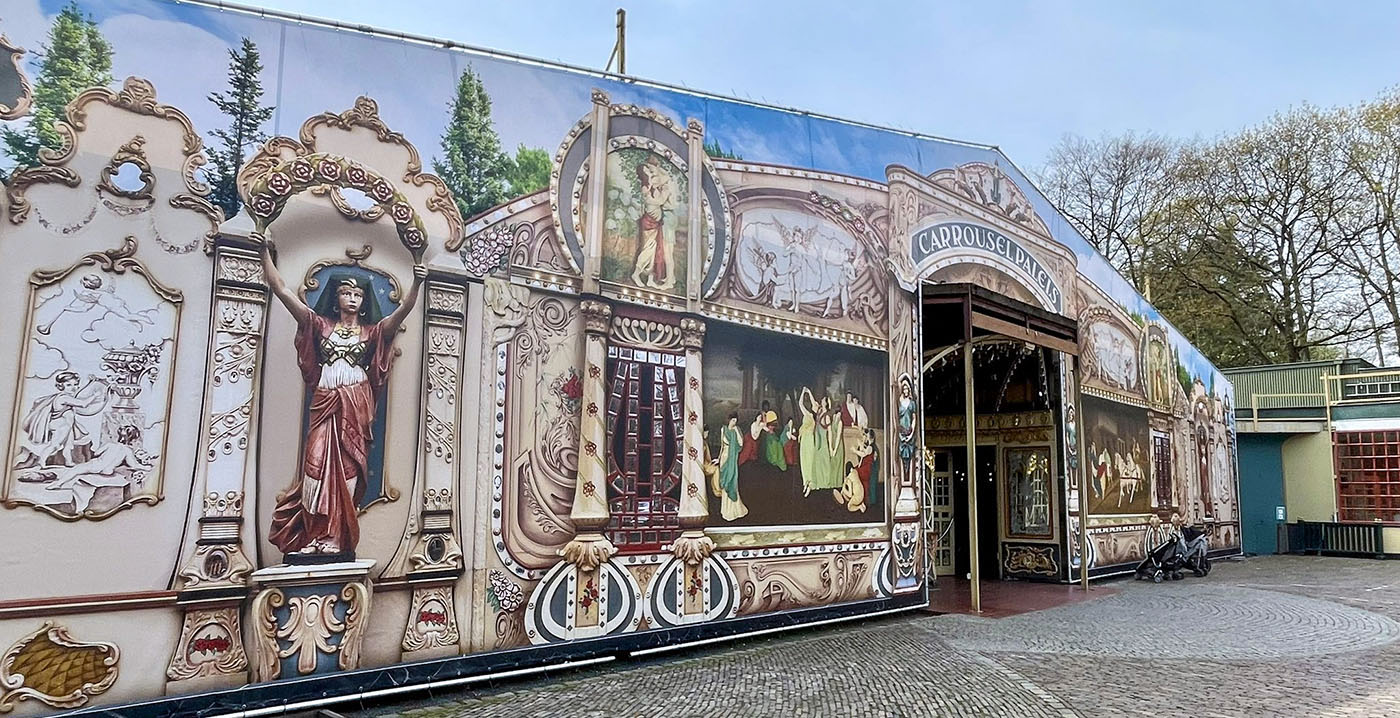 Efteling plaatst enorm fotodoek om werkzaamheden af te schermen