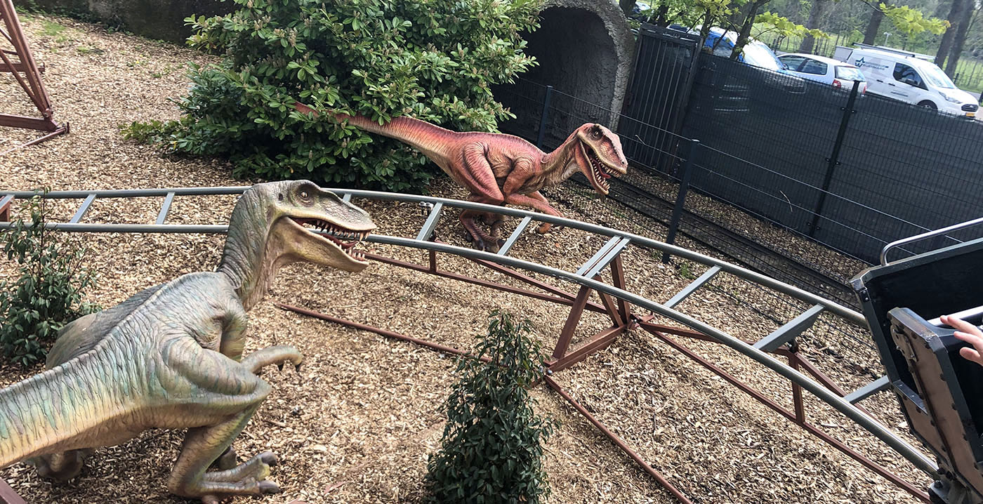 Foto's: dino's nemen Overijssels pretpark de Waarbeek over