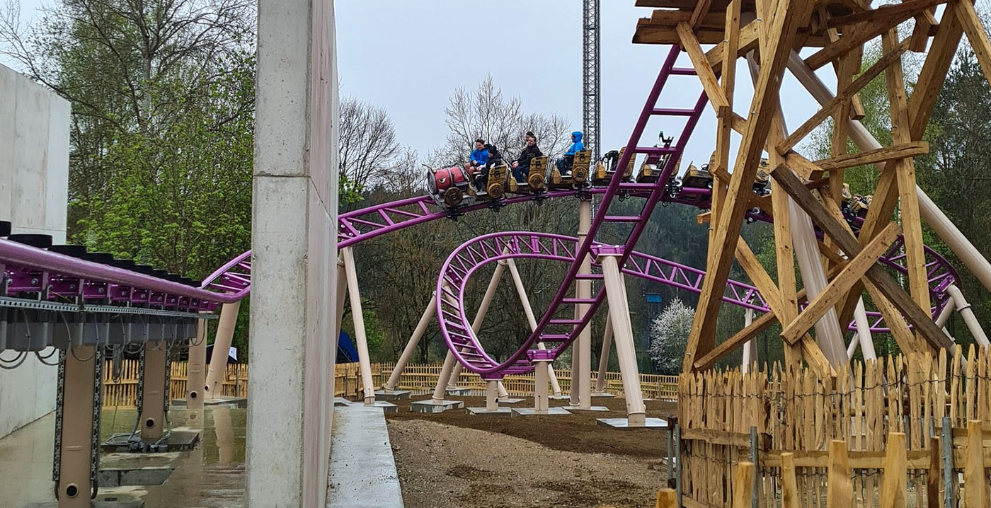 Video: Deutscher Freizeitpark eröffnet Startachterbahn mit speziellem Schaltsystem