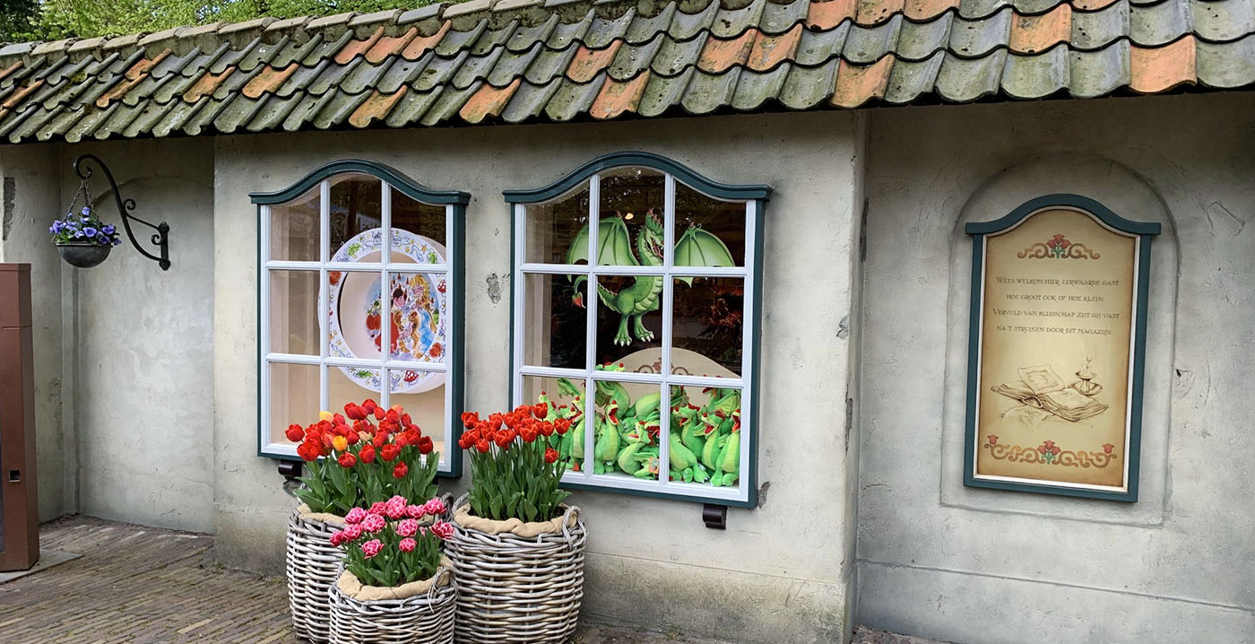 Efteling heeft verafschuwde Blond-stickers weer verwijderd