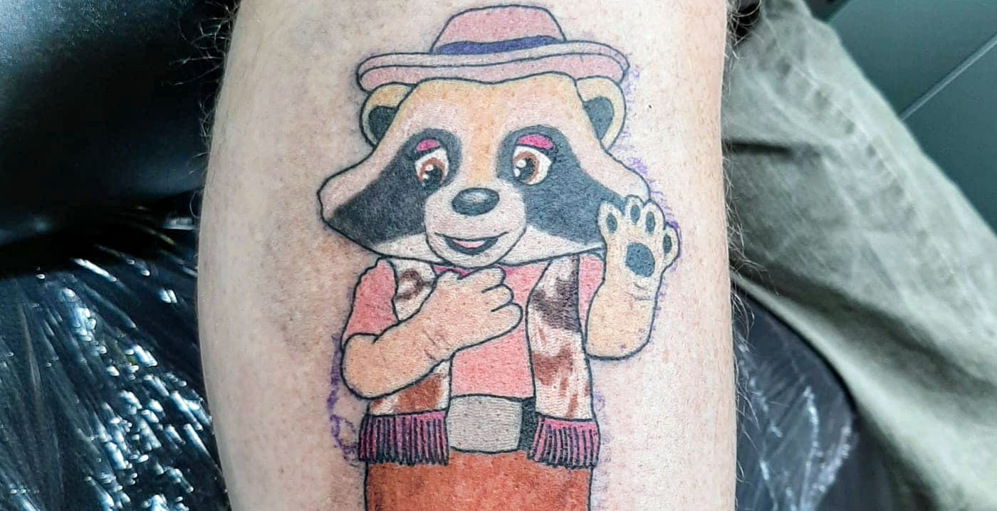 Superfan laat tatoeage zetten van vernieuwde mascotte Slagharen