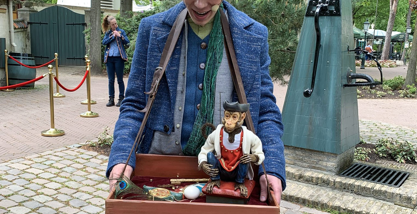 Poppenkastspeler Efteling laat publiek kennismaken met zijn aapje