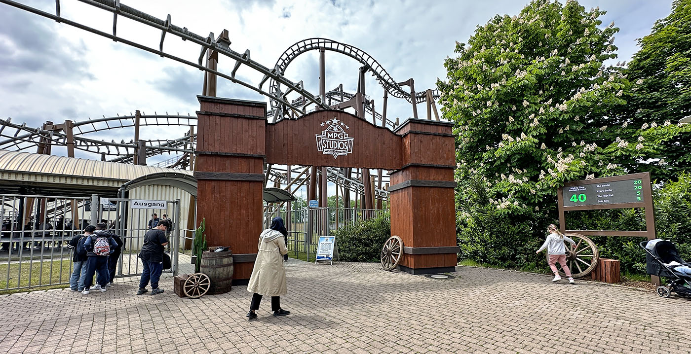 Movie Park Germany eröffnet Hängeachterbahn wieder: Namensänderung und neues Thema