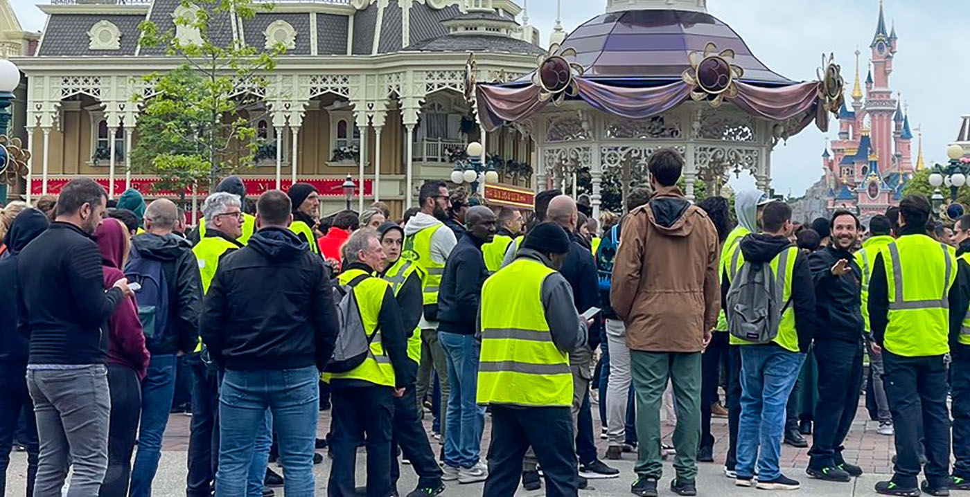 Video: Disney-personeel juicht als show wordt afgelast in verband met staking