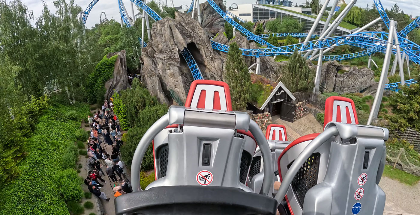 Ongelukje in Europa-Park-achtbaan Blue Fire: hand van bezoeker onder het bloed