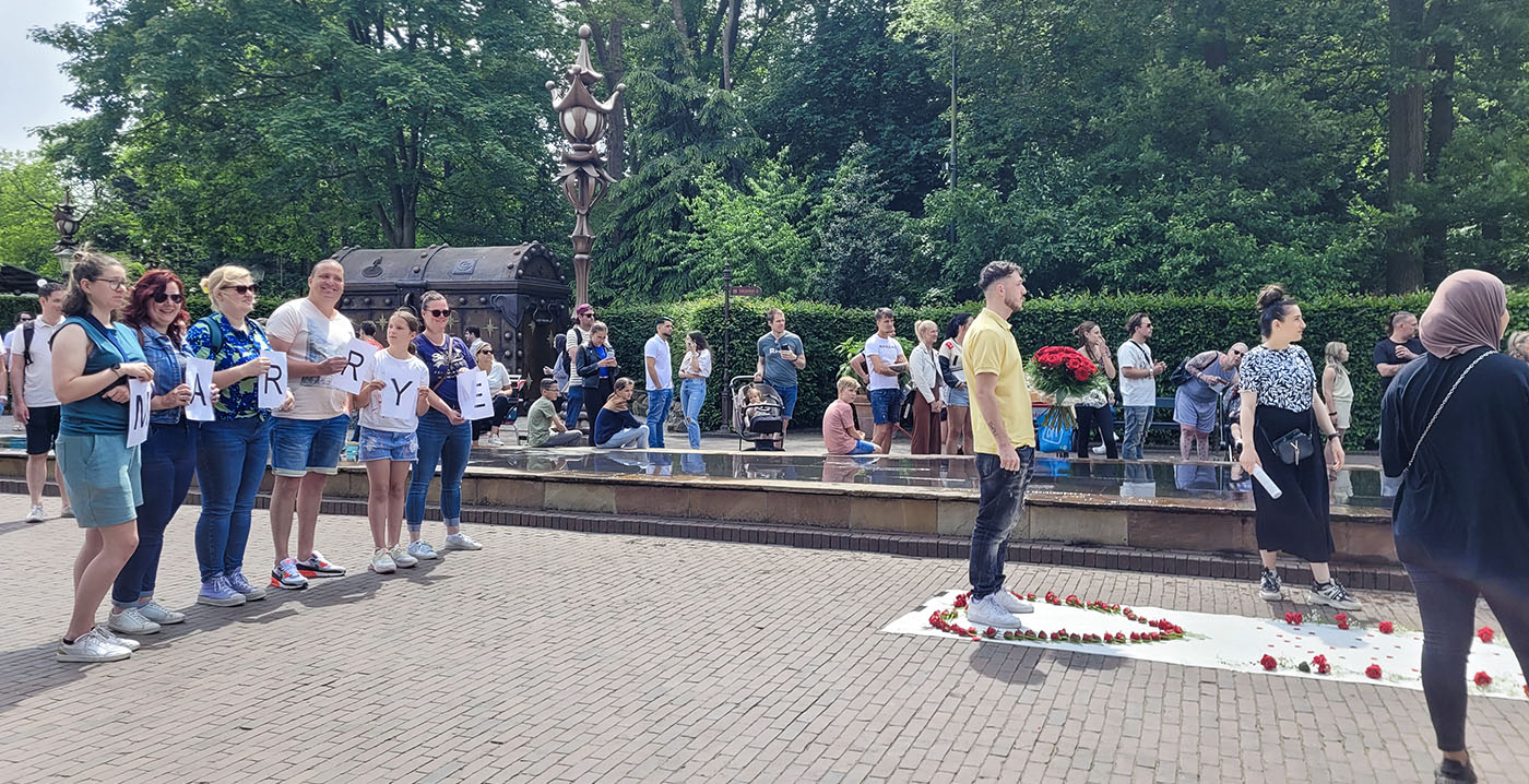 Video: Efteling-bezoeker doet huwelijksaanzoek op Pardoes Promenade 