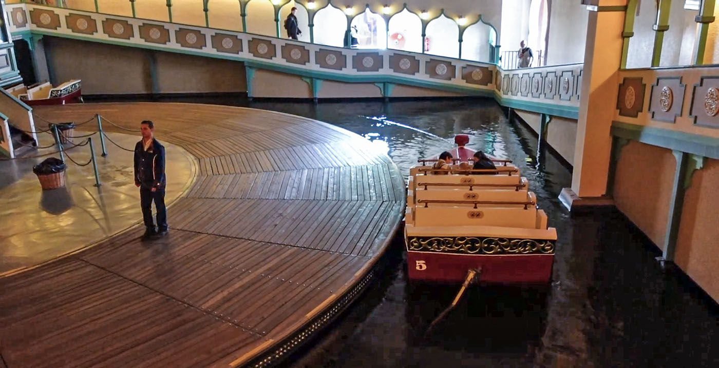 Efteling-medewerker onthult hoeveel stappen hij zet op draaischijf attractie: video gaat viral