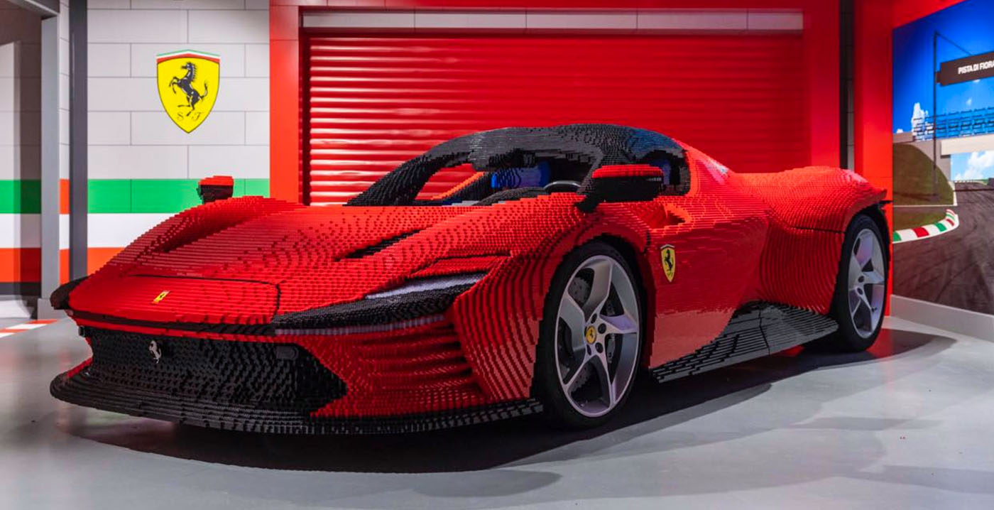 Video: Legoland presenteert levensgrote Ferrari gemaakt van ruim 400.000 Lego-blokjes