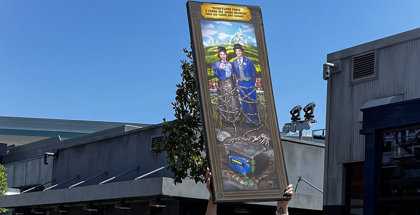 Foto's: creatieve protestborden bij stakingen in Disneyland Paris