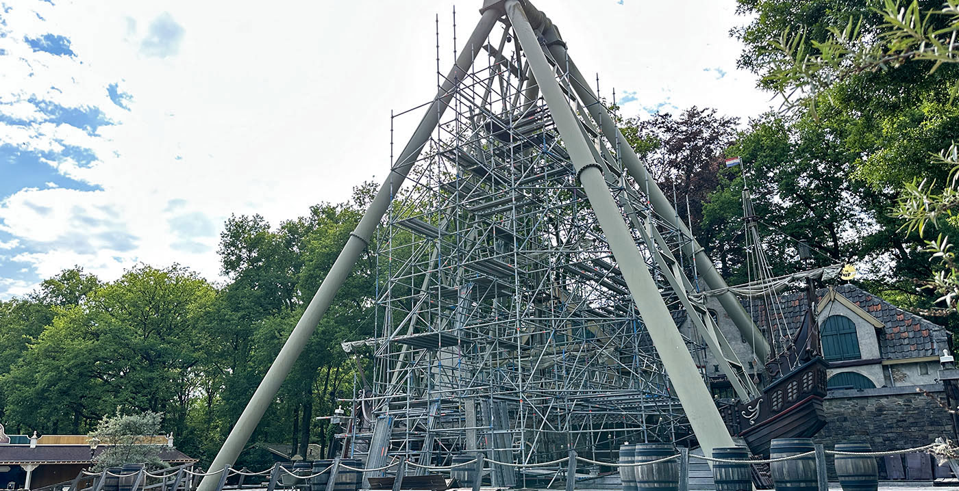 Foto's: Efteling zet schommelschip Halve Maen in de steigers