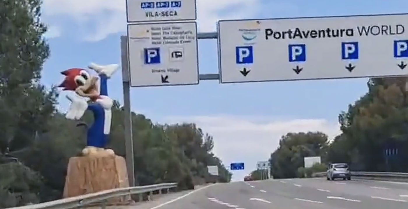 Acción de protesta en el parque de atracciones español PortAventura: los manifestantes tiran clavos y aceite a la calzada