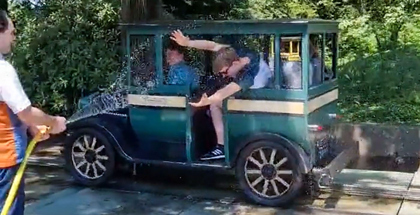 Efteling-medewerker verfrist bezoekers: tuinslang op oldtimerbaan