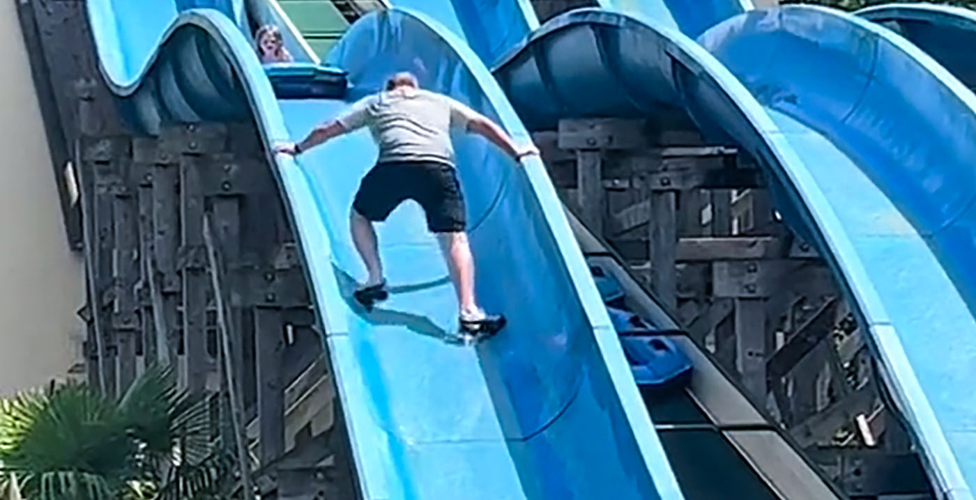 Vader beklimt waterglijbaan in pretpark om vastgelopen dochter te redden