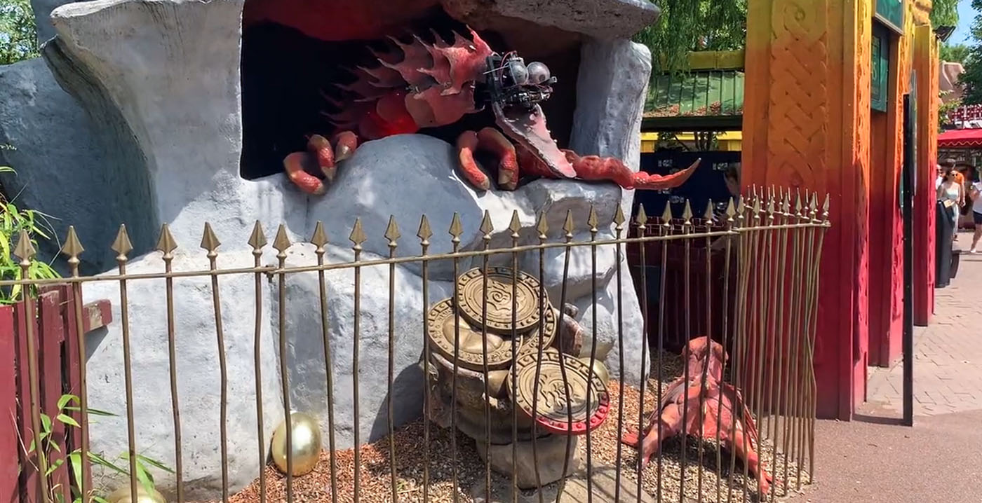 Video: animatronic van draak verliest kop in Engels pretpark
