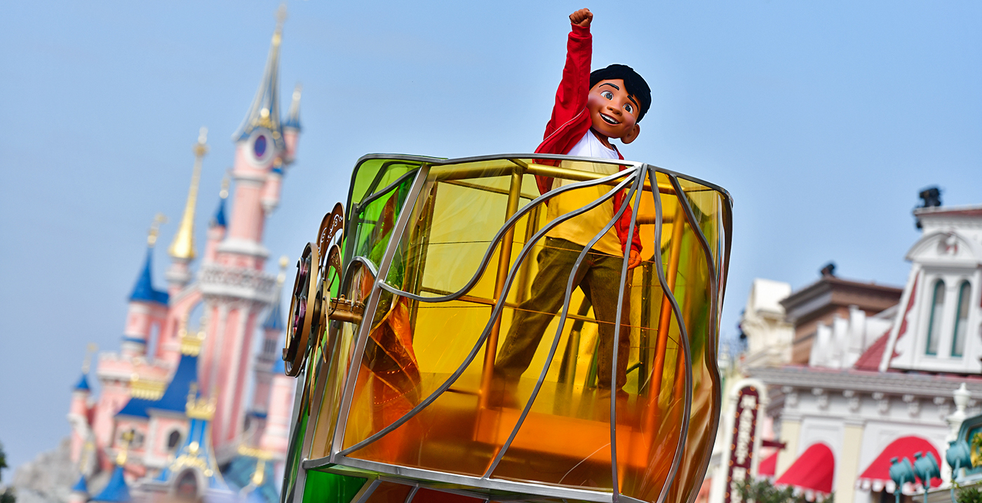 Disneyland eerder dicht vanwege rellen in Parijs: avondshows geschrapt