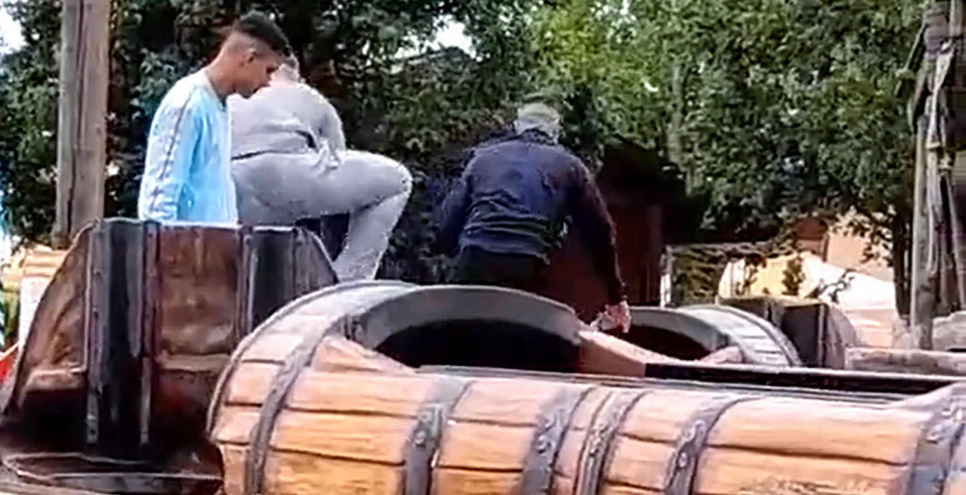 Video: pretparkmedewerker houdt pauze, maar laat waterbaan aan staan