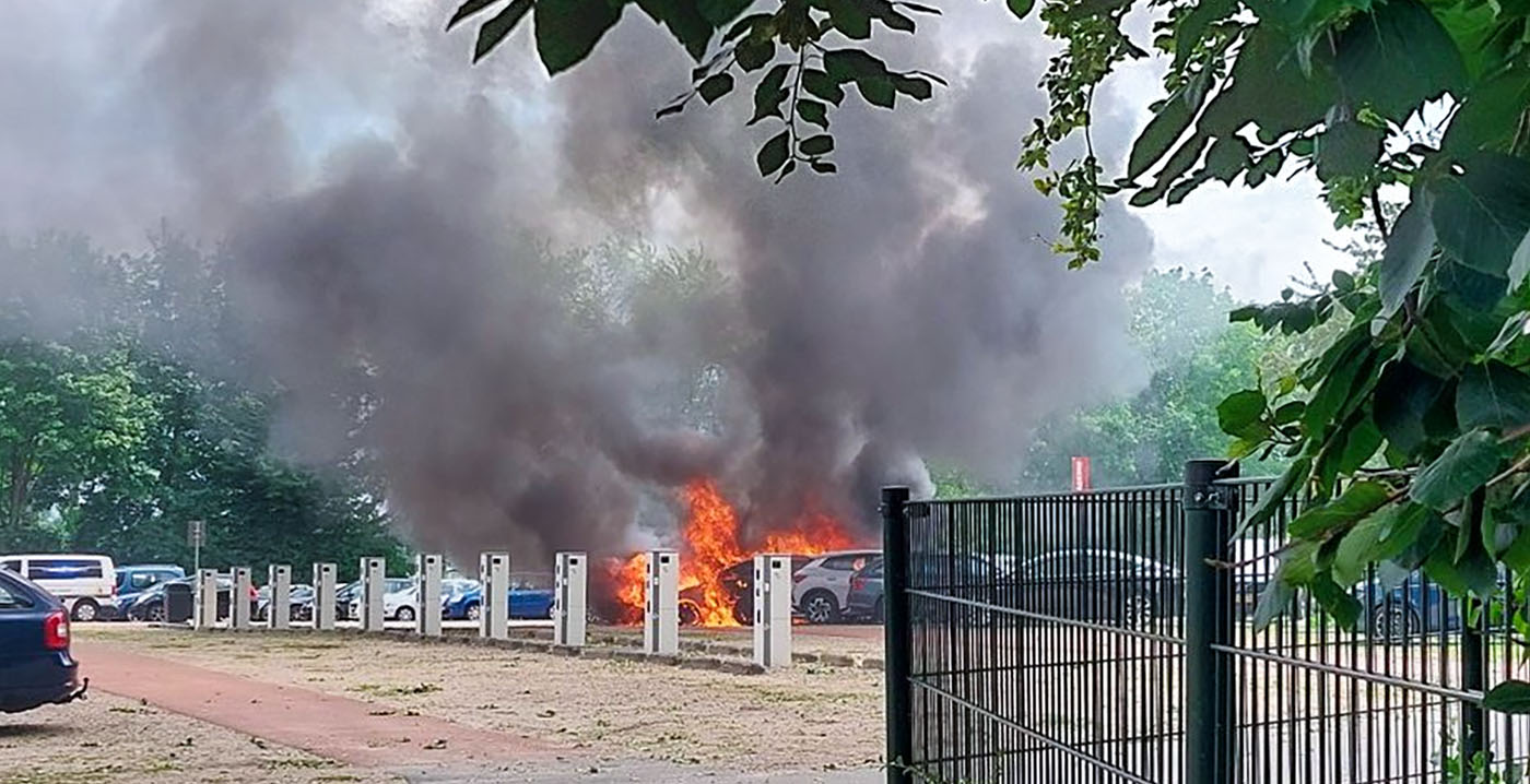 Brand op parkeerplaats Walibi Holland: ingang tijdelijk afgesloten