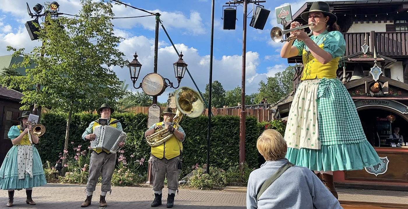 Video: muzikanten zorgen voor Duitse sfeer bij Efteling-attractie Max & Moritz