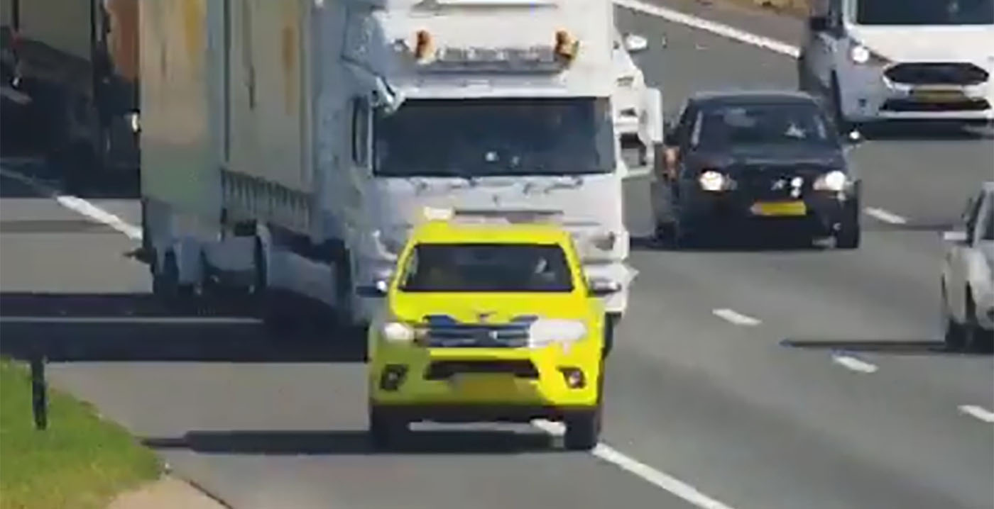 Giraf staat in de file richting Blijdorp: Rijkswaterstaat grijpt in