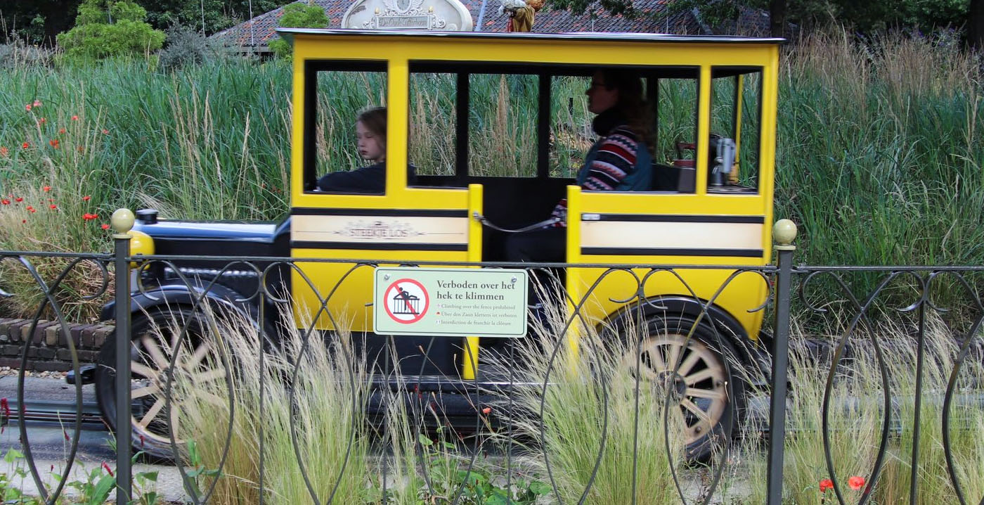 Nieuwe borden bij Efteling-attractie om te voorkomen dat bezoekers over hek klimmen