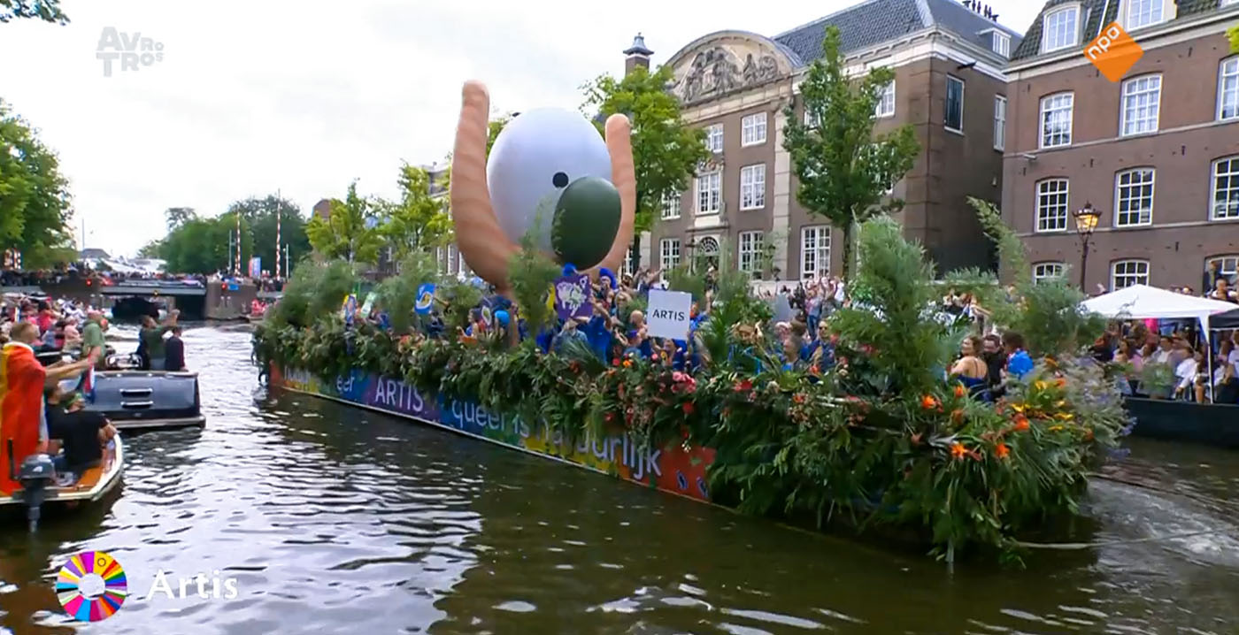 Foto's: dierentuin Artis vaart mee met Canal Parade tijdens Pride Amsterdam