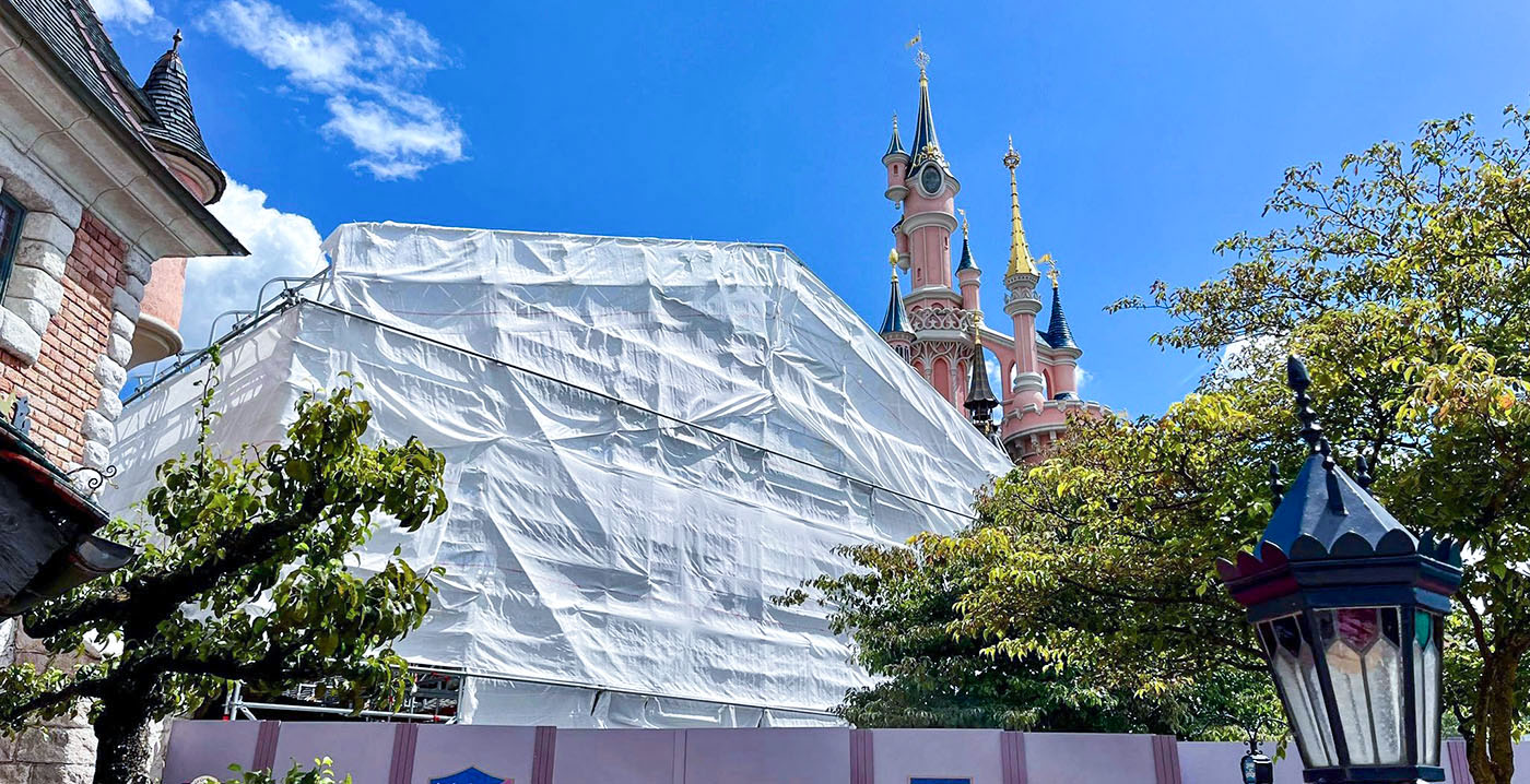 Foto's: Disneyland Paris bouwt enorme steigerconstructie in Fantasyland
