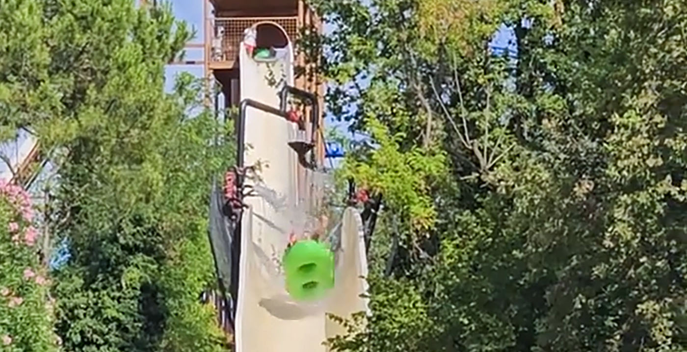 Video: bezoekers van Italiaans pretparkresort halen halsbrekende toeren uit op waterglijbaan