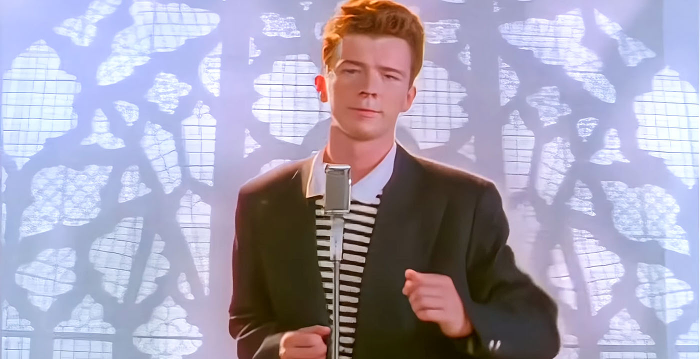 Internetfenomeen Rick Astley zingt monsterhit Never Gonna Give You Up in Deens pretpark
