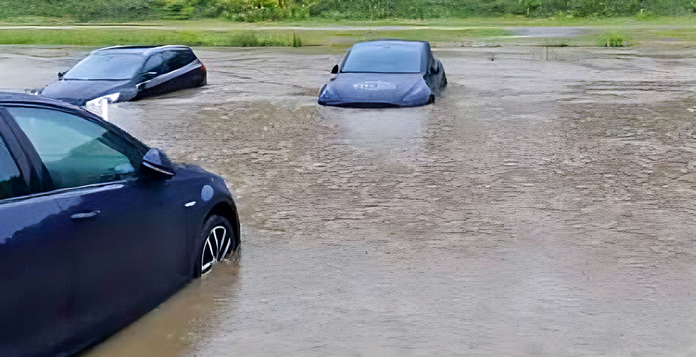 Parkeerplaats van Noors pretpark onder water door noodweer