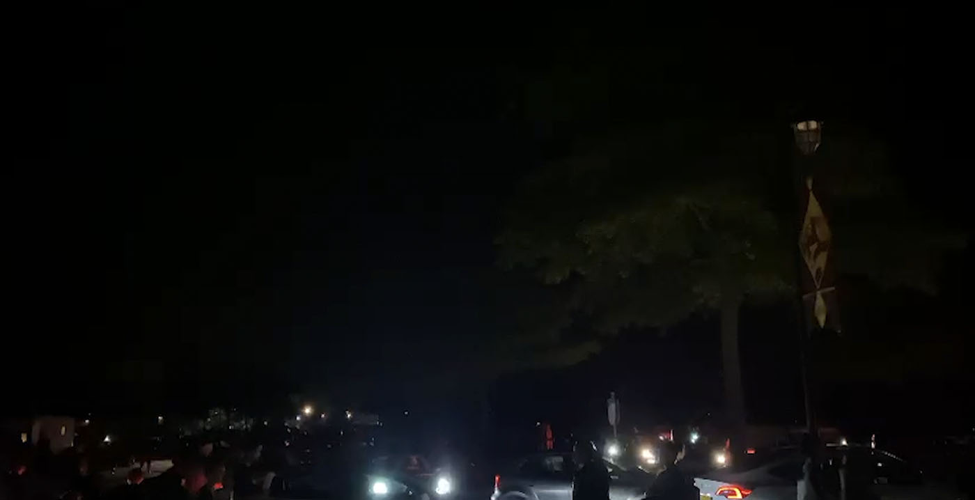 Video: Efteling-parkeerplaats verandert in disco door knipperende lampen