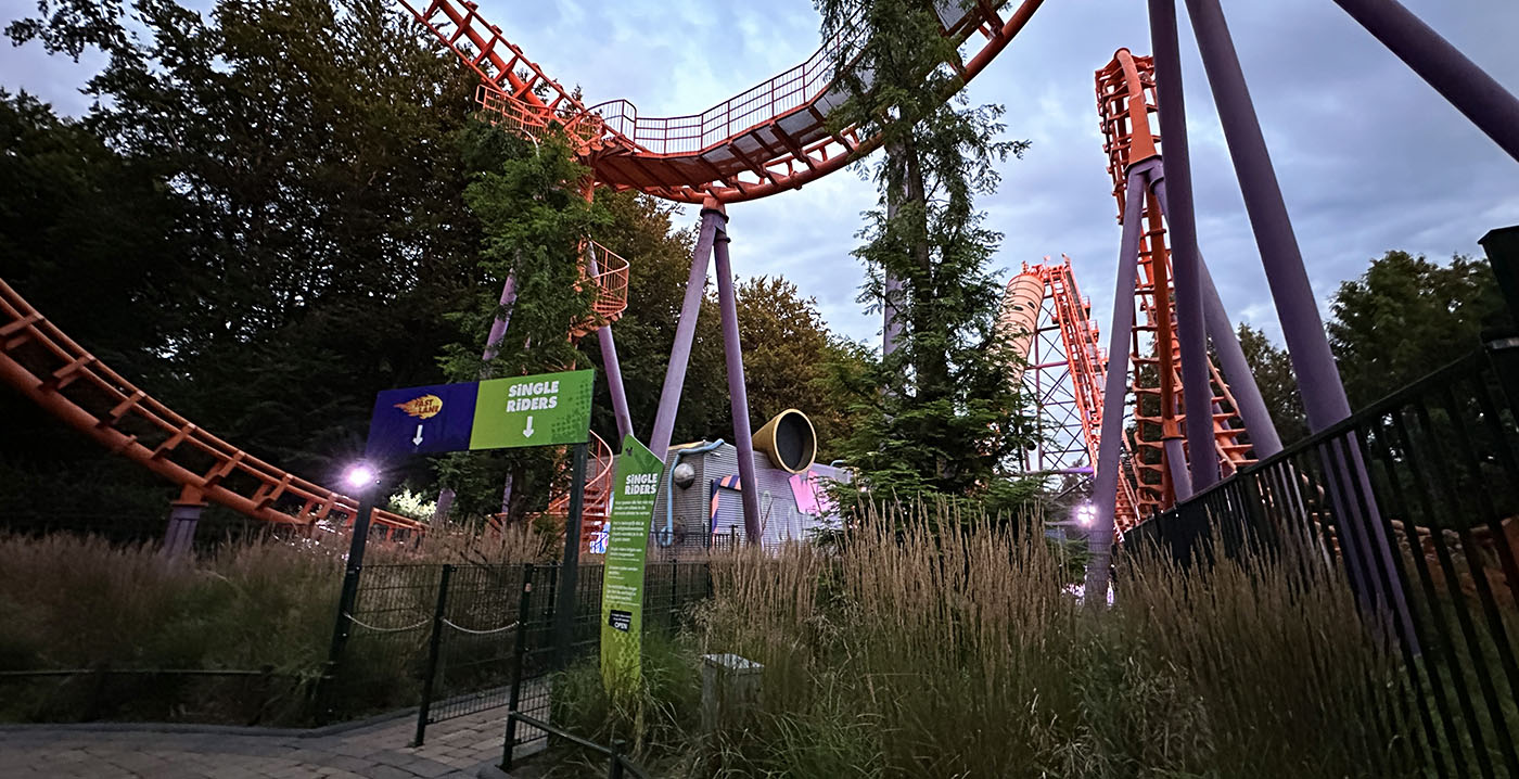 Bezoekers Walibi Holland zitten ruim zeventig minuten vast in achtbaan