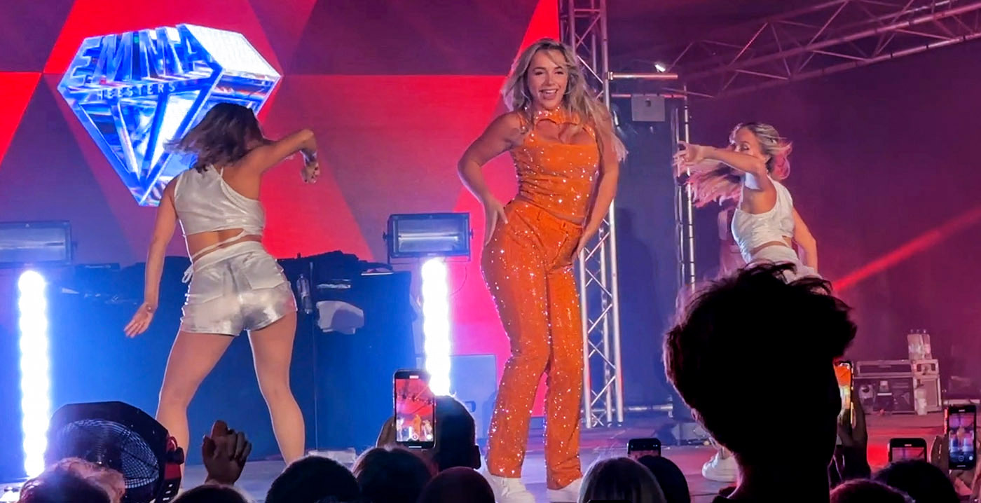 Video: Emma Heesters op het podium in Walibi Holland