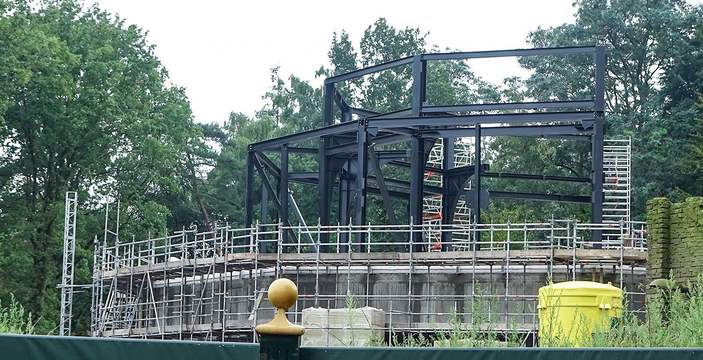 Foto's: constructie van nieuwe Efteling-attractie Danse Macabre gaat nu echt de hoogte in