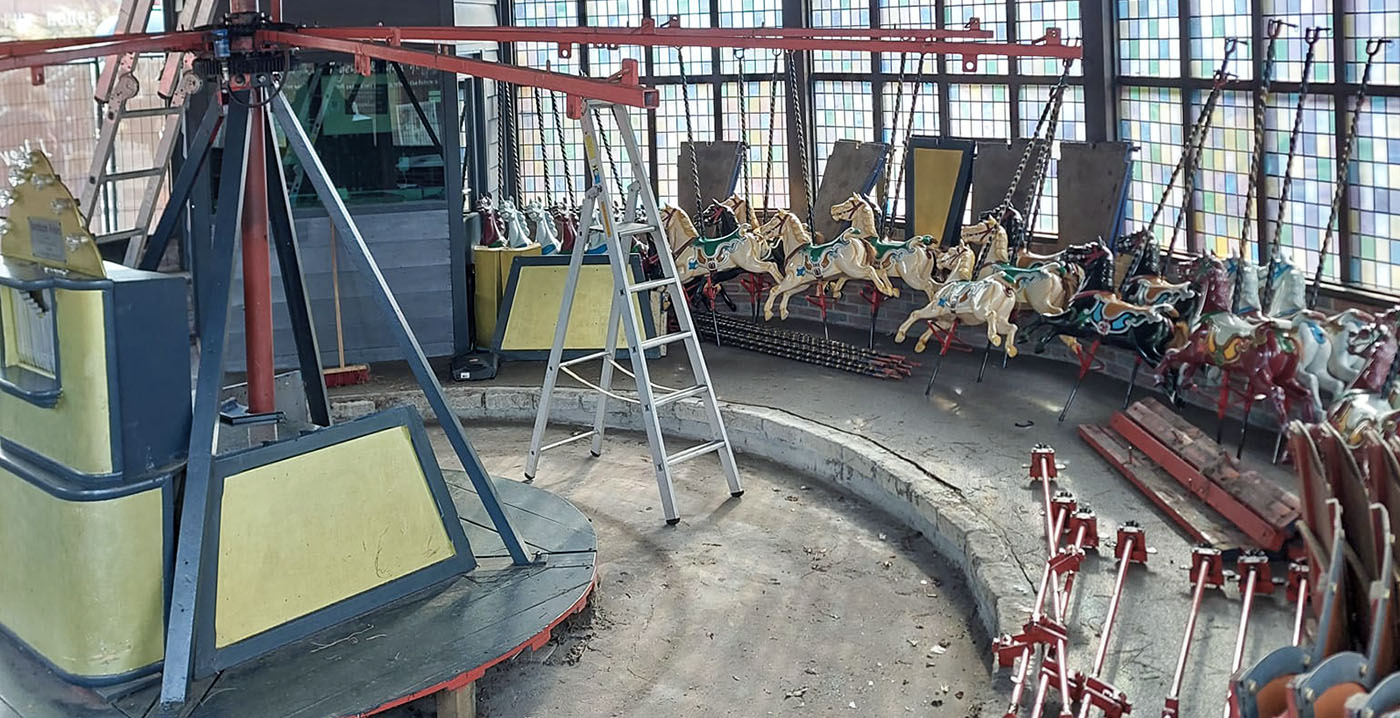 Foto's: groot onderhoud voor klassieke carrousel in Attractiepark Slagharen