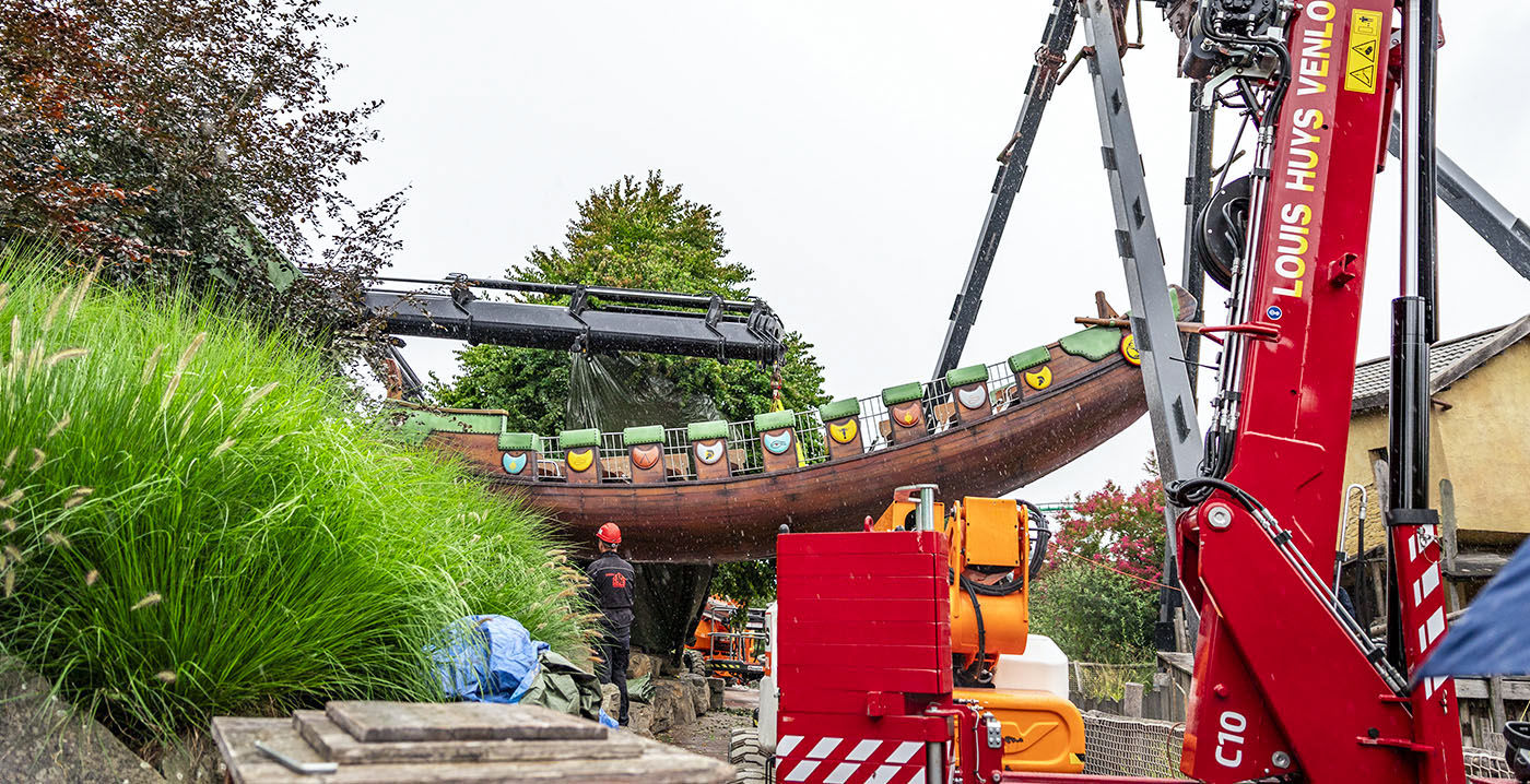 Foto's: Toverland demonteert schommelschip met behulp van kraanwagen