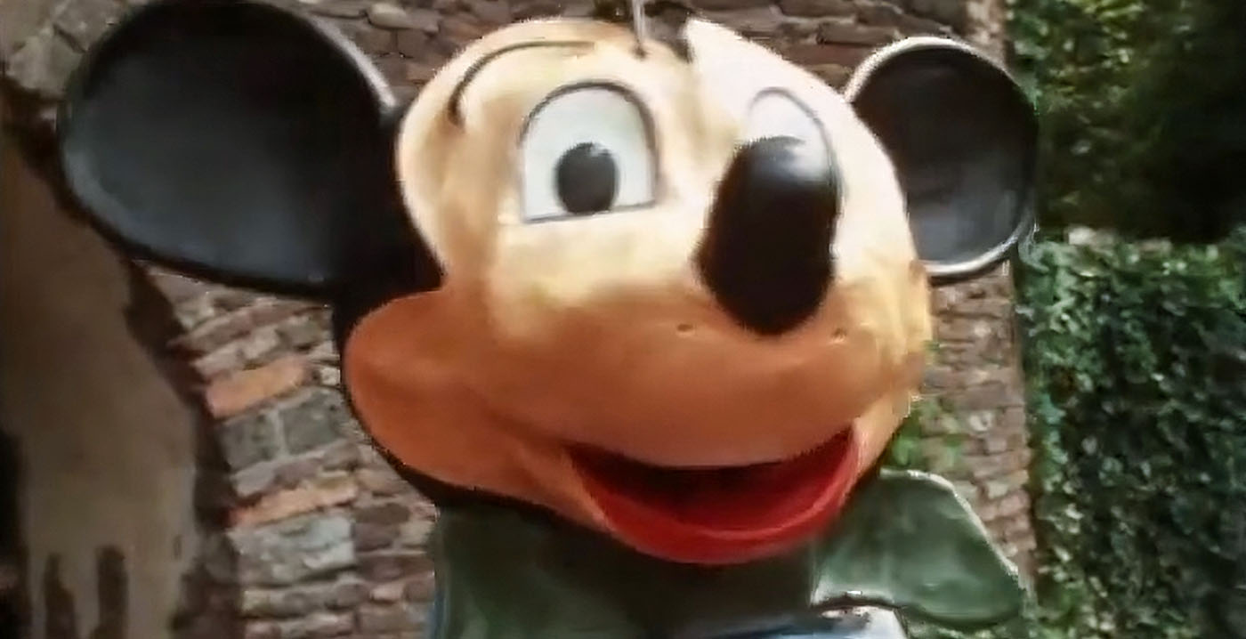 Bizarre oude beelden opgedoken: Mickey Mouse loopt door de Efteling