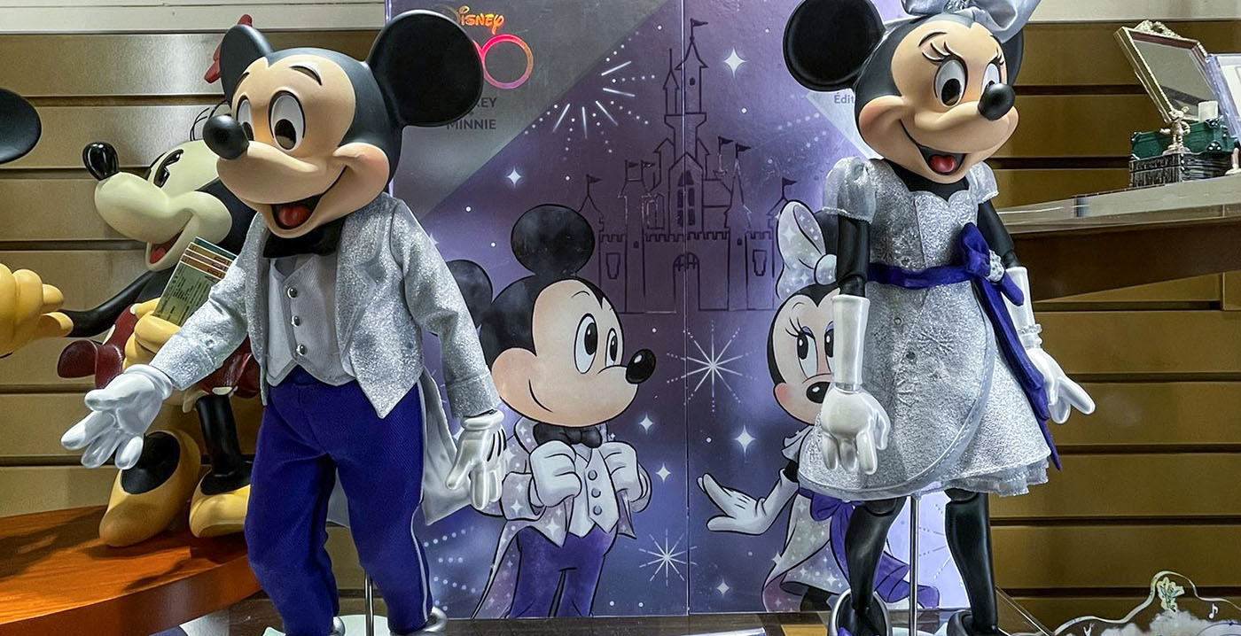 Disneyland Paris verkoopt mascottes Mickey en Minnie als gedetailleerde poppen