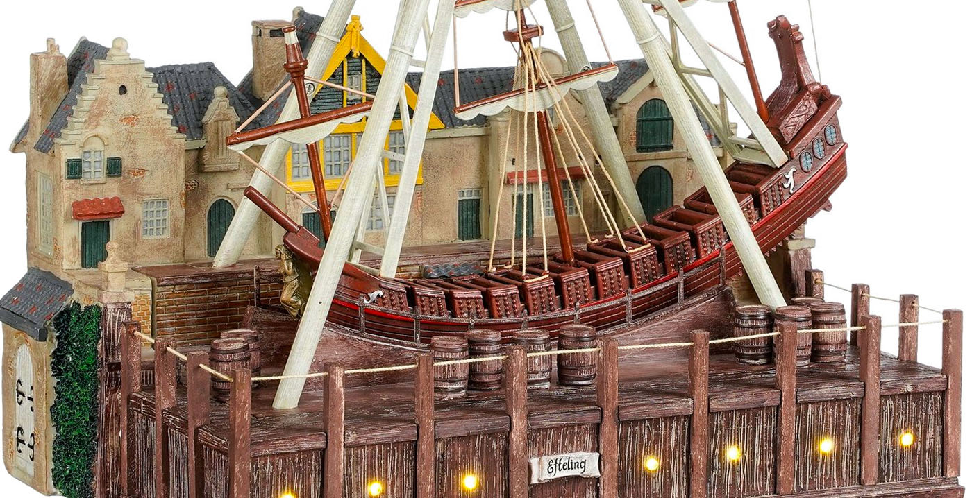 Twee Efteling-attracties in miniatuur: schommelschip Halve Maen en Vlindermolen