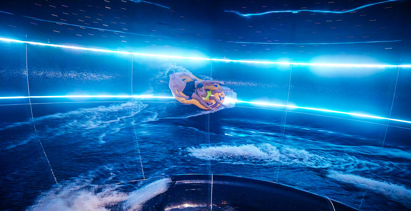Futuristische waterglijbaan geopend in Drenthe: bowl met 1600 fonkelende sterren