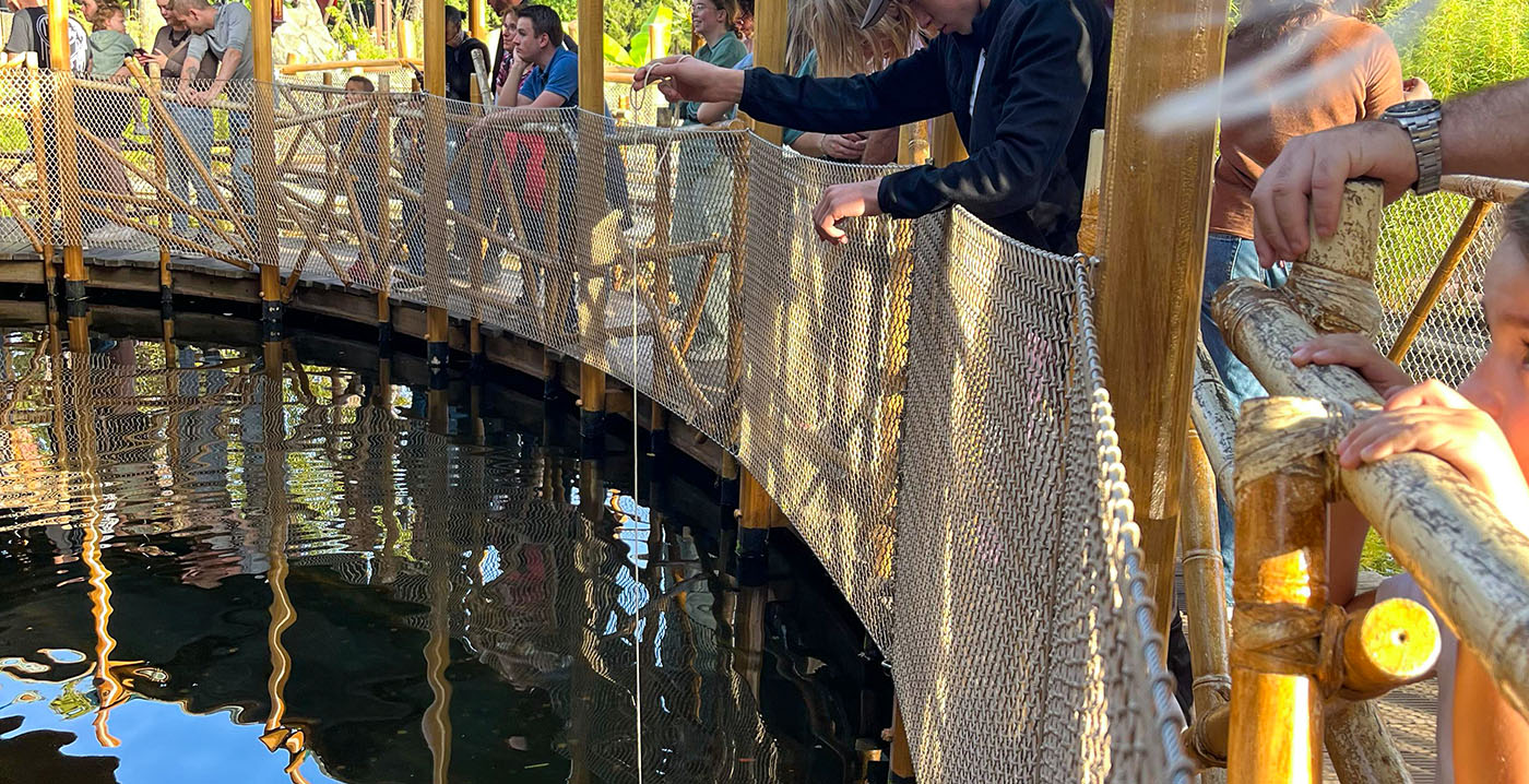 Efteling-bezoeker probeert munten uit vijver te vissen met magneetjes