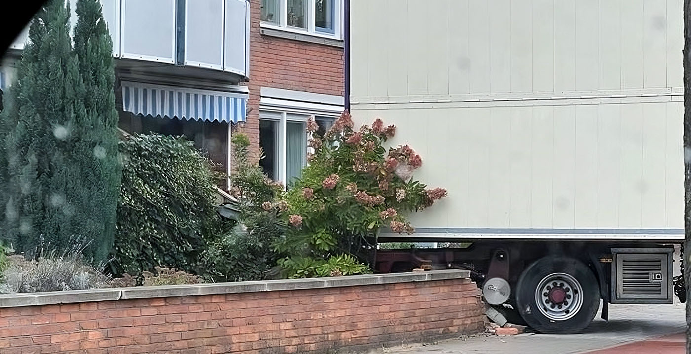 Foto's: wagen van kermisattractie rijdt muurtje aan gort in Overijssel