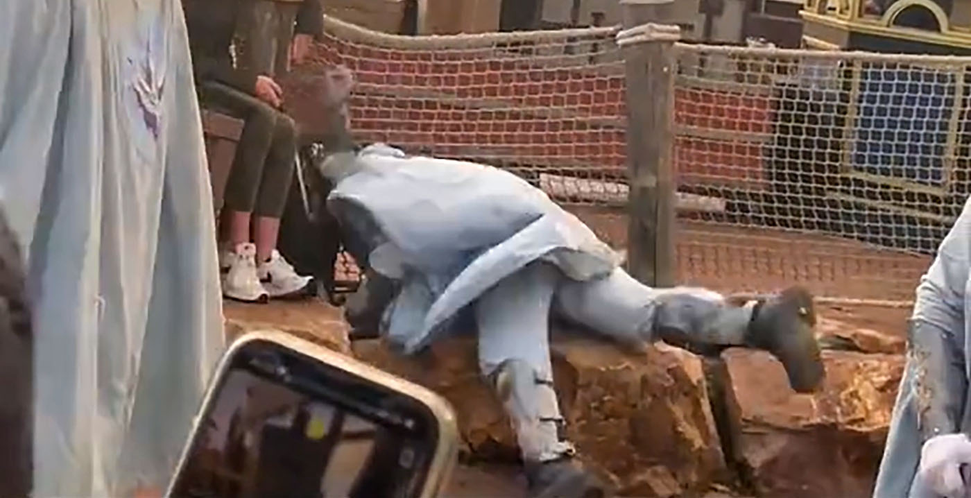 Video: scare actor Toverland maakt enorme smak, tiktokkers lachen