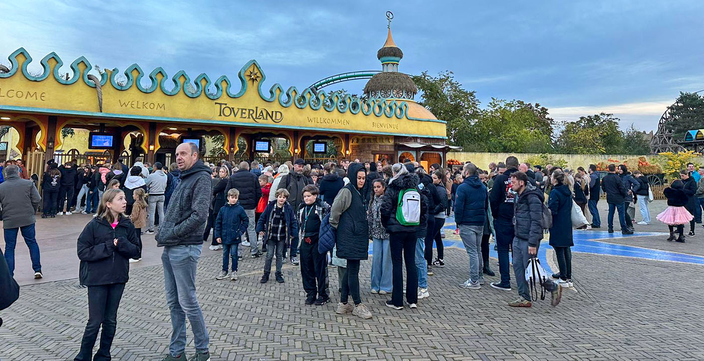Toverland sluit hoofdingang af tijdens parade: te druk