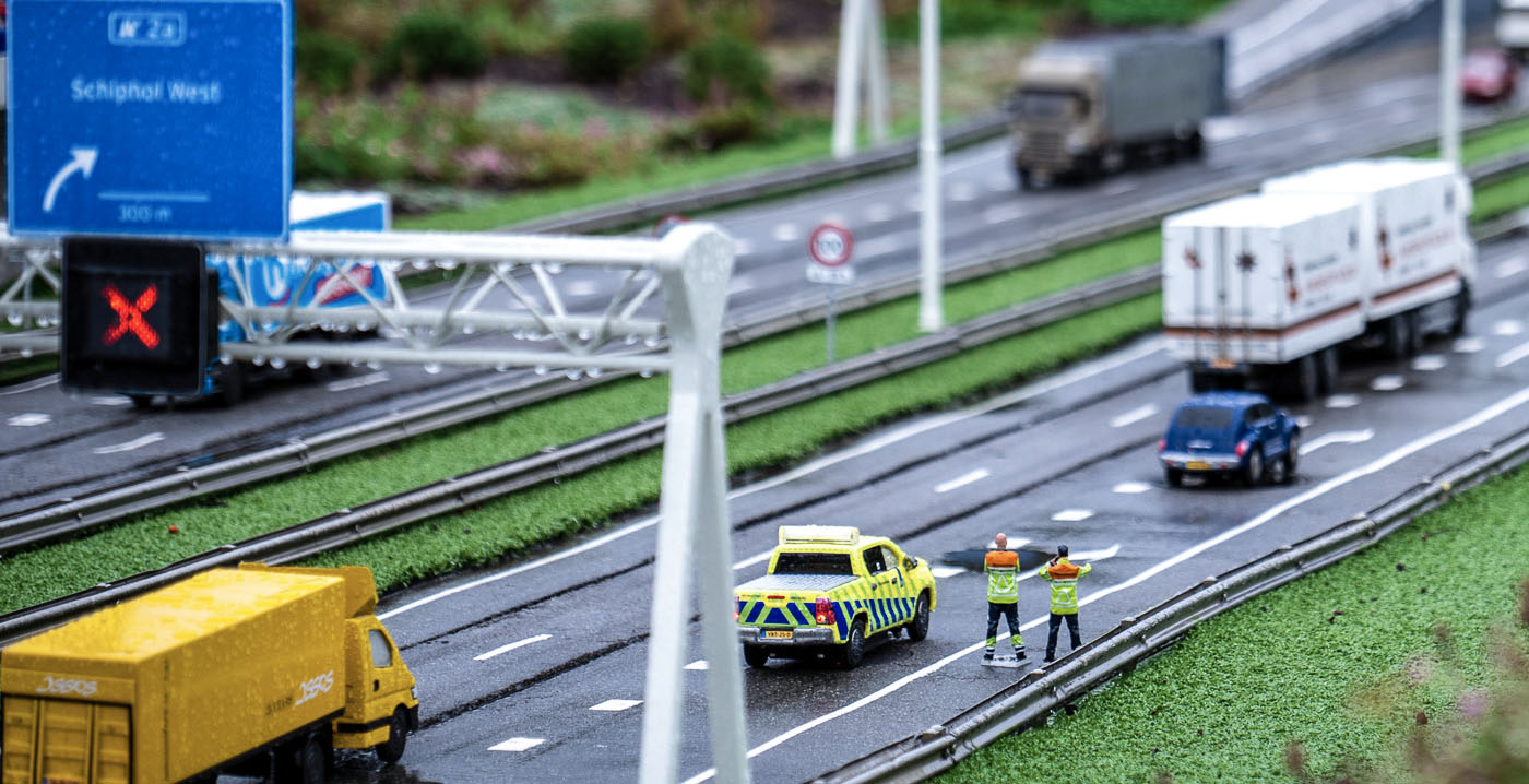 Video: mini-ongeluk op vernieuwde mini-snelweg in Madurodam